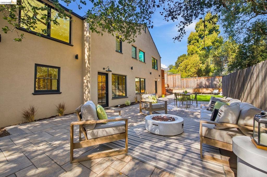 20 Hillwood Place, Oakland, CA 94610 20 Hillwood Place, Oakland, CA 94610