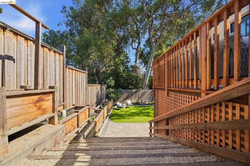 20 Hillwood Place, Oakland, CA 94610 20 Hillwood Place, Oakland, CA 94610