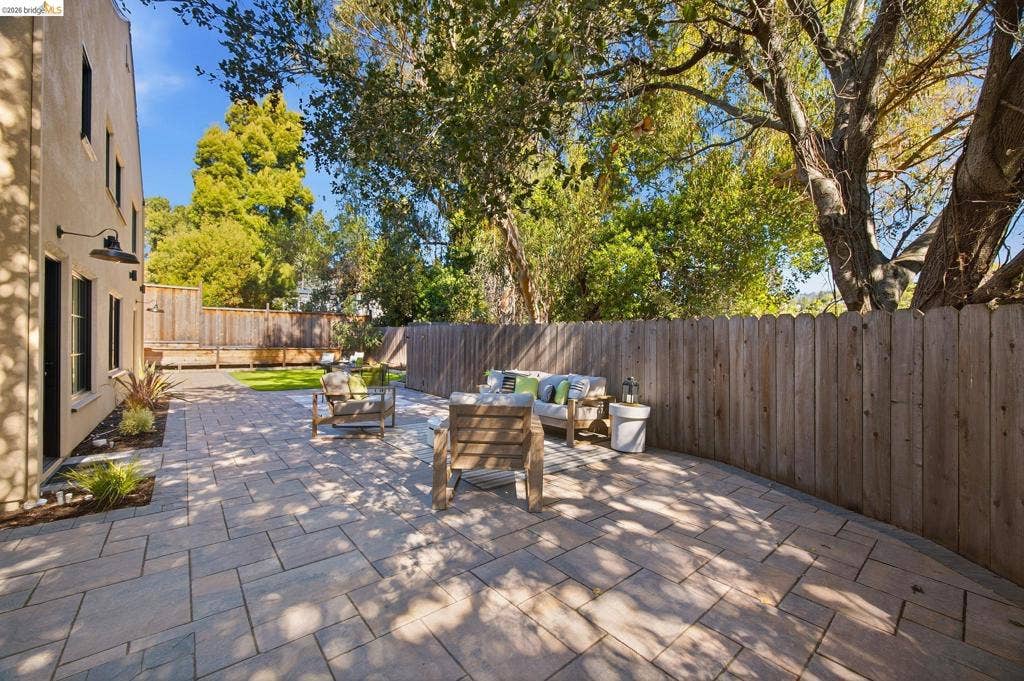 20 Hillwood Place, Oakland, CA 94610 20 Hillwood Place, Oakland, CA 94610