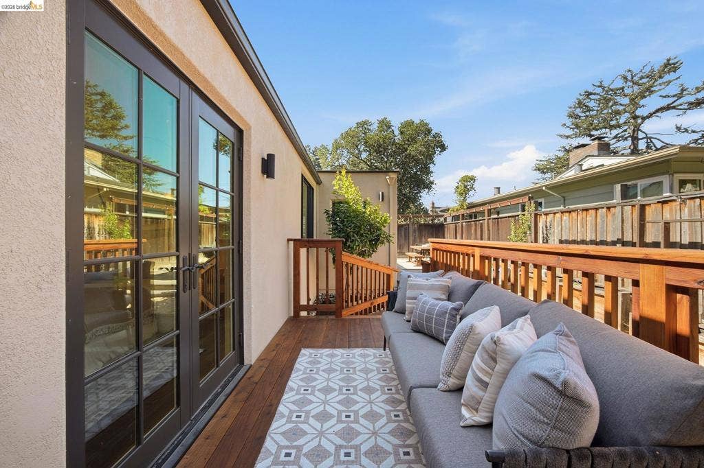 20 Hillwood Place, Oakland, CA 94610 20 Hillwood Place, Oakland, CA 94610