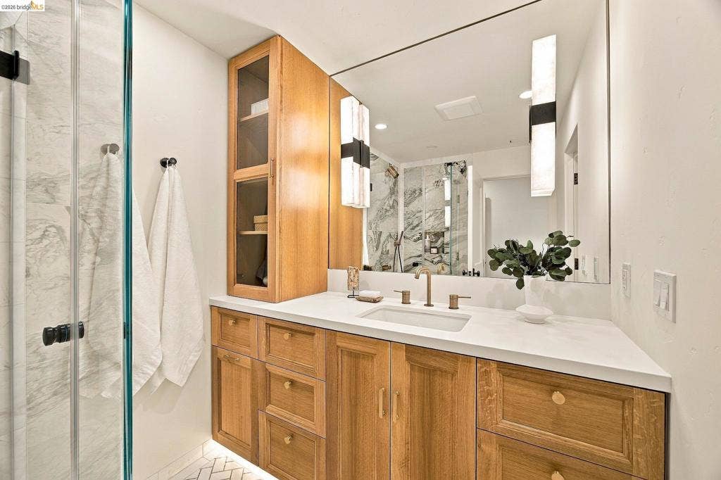 20 Hillwood Place, Oakland, CA 94610 20 Hillwood Place, Oakland, CA 94610