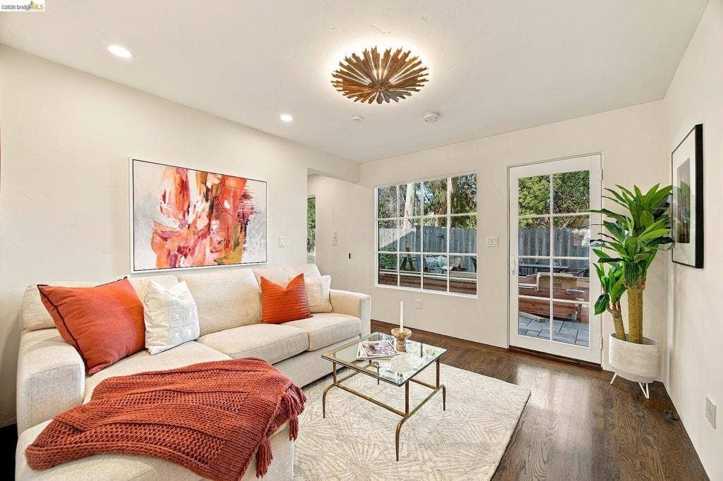 20 Hillwood Place, Oakland, CA 94610 20 Hillwood Place, Oakland, CA 94610
