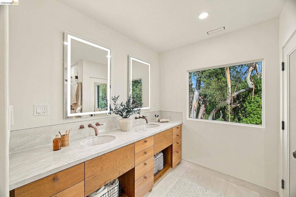 20 Hillwood Place, Oakland, CA 94610 20 Hillwood Place, Oakland, CA 94610