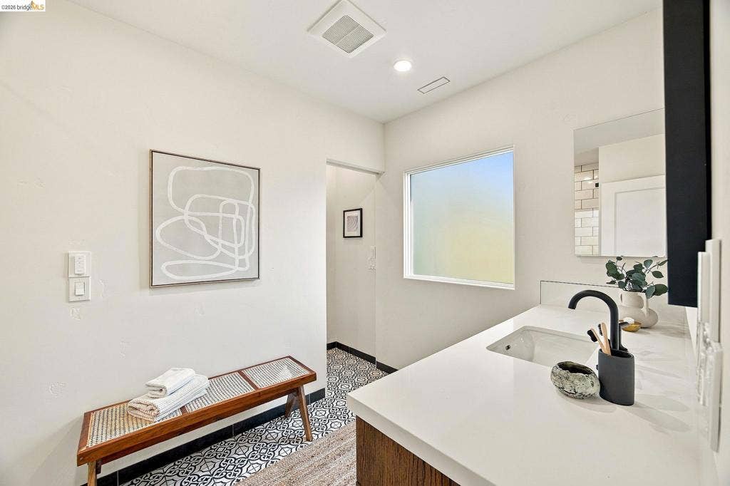 20 Hillwood Place, Oakland, CA 94610 20 Hillwood Place, Oakland, CA 94610