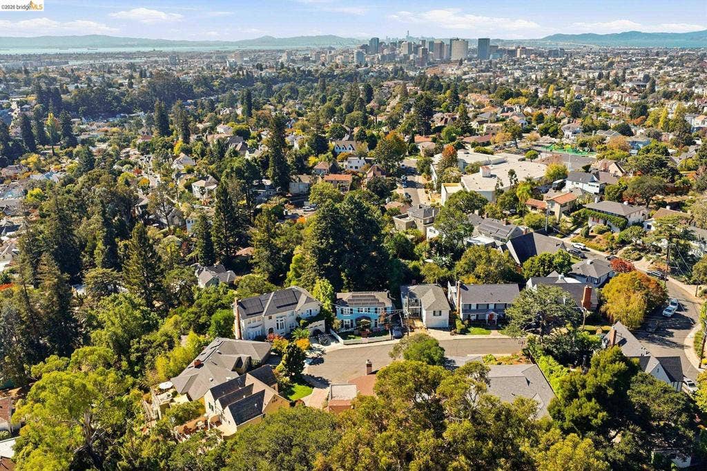 20 Hillwood Place, Oakland, CA 94610 20 Hillwood Place, Oakland, CA 94610