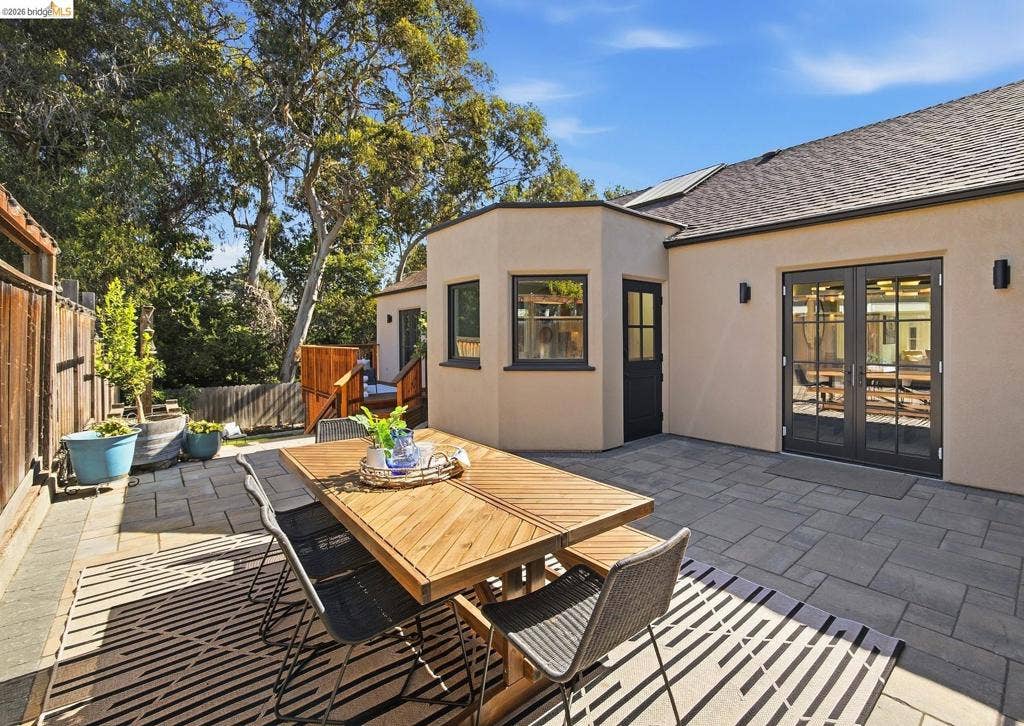 20 Hillwood Place, Oakland, CA 94610 20 Hillwood Place, Oakland, CA 94610