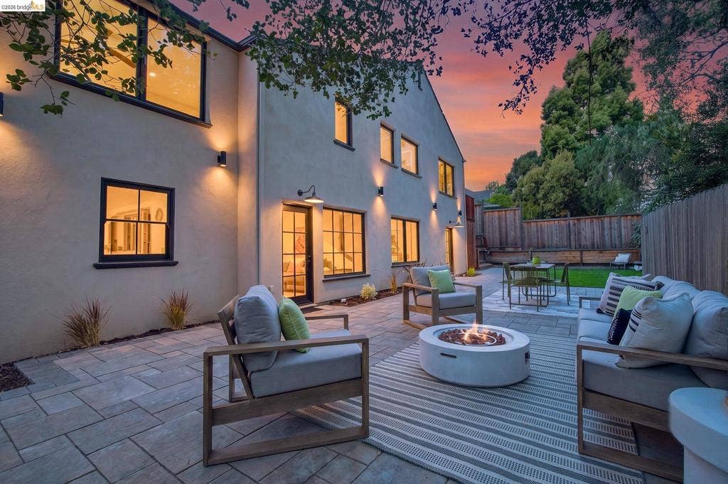 20 Hillwood Place, Oakland, CA 94610 20 Hillwood Place, Oakland, CA 94610