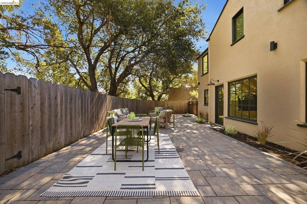 20 Hillwood Place, Oakland, CA 94610 20 Hillwood Place, Oakland, CA 94610