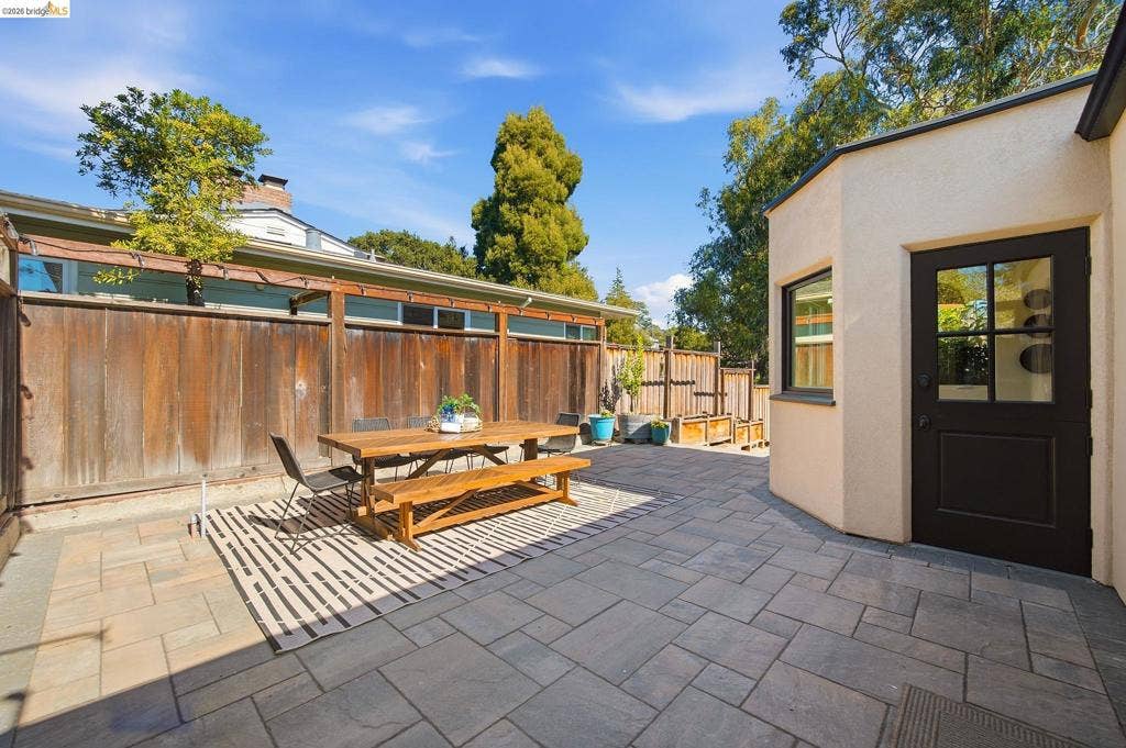 20 Hillwood Place, Oakland, CA 94610 20 Hillwood Place, Oakland, CA 94610