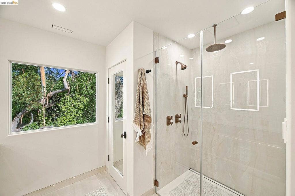 20 Hillwood Place, Oakland, CA 94610 20 Hillwood Place, Oakland, CA 94610