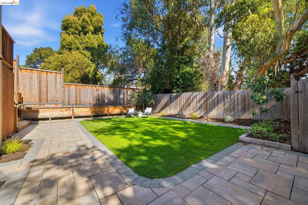 20 Hillwood Place, Oakland, CA 94610 20 Hillwood Place, Oakland, CA 94610