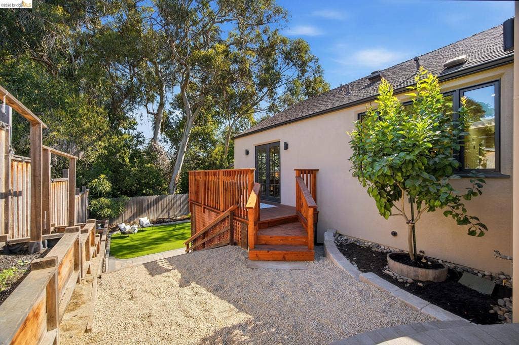 20 Hillwood Place, Oakland, CA 94610 20 Hillwood Place, Oakland, CA 94610