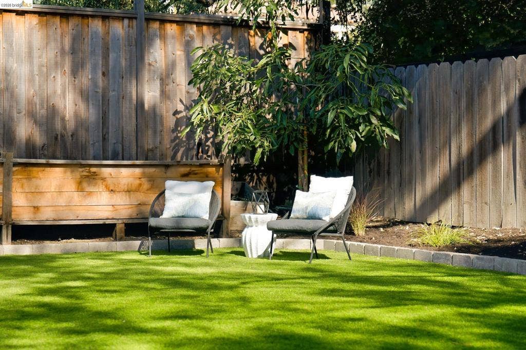 20 Hillwood Place, Oakland, CA 94610 20 Hillwood Place, Oakland, CA 94610