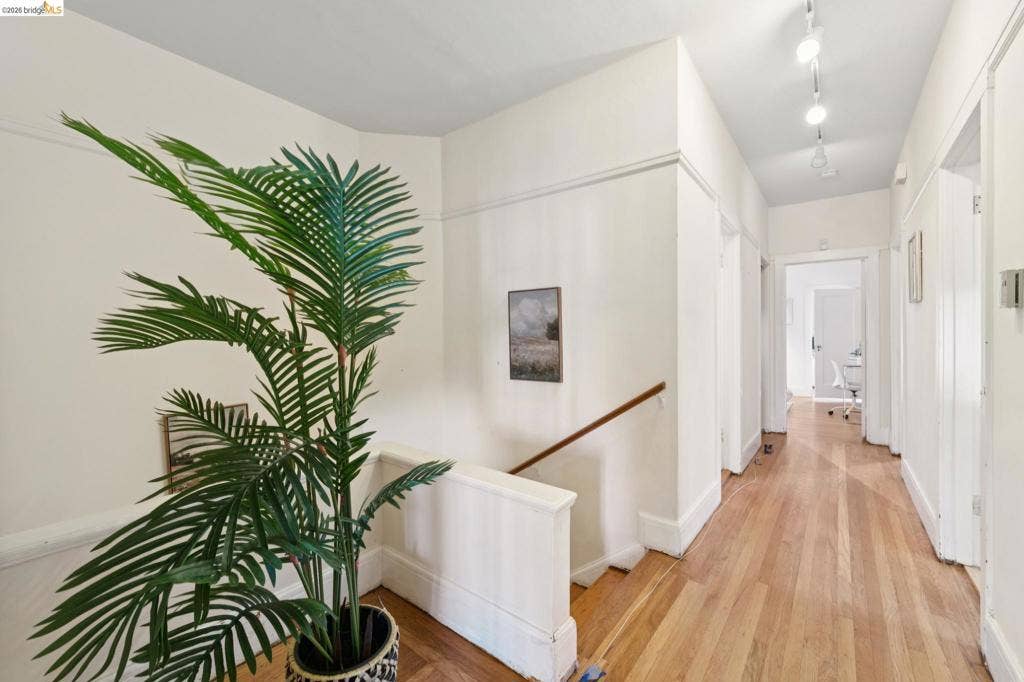 715 17Th Ave, San Francisco, CA 94121 Hallway