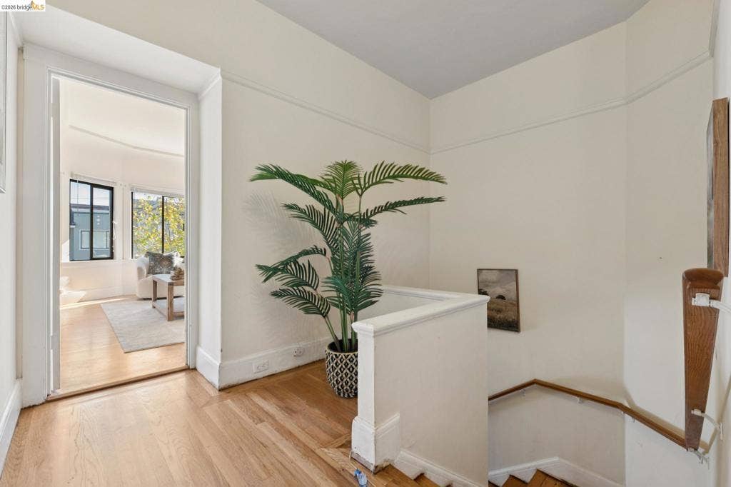 715 17Th Ave, San Francisco, CA 94121 Hallway