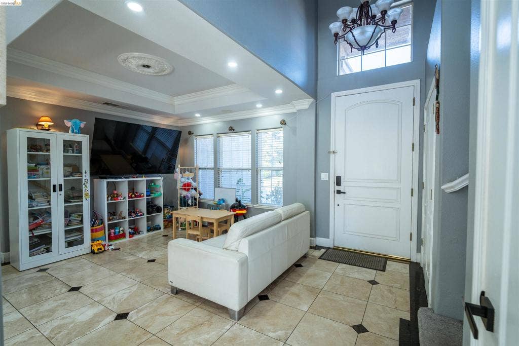 4600 Via Terreno, Modesto, CA 95357 Entry featuring vaulted ceilings, recessed lighting, tile flooring with decorative stone insets, a multi-pane arched transom window, and a ceiling medallion