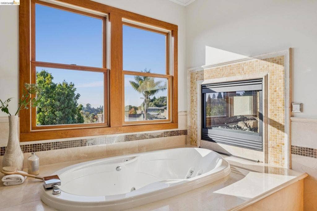 7023 Broadway Ter, Oakland, CA 94611