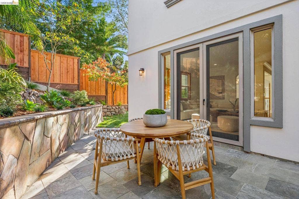7023 Broadway Ter, Oakland, CA 94611