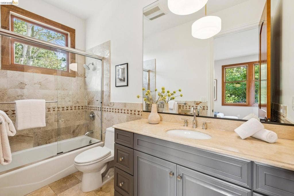 7023 Broadway Ter, Oakland, CA 94611