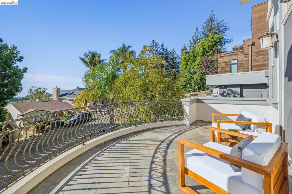 7023 Broadway Ter, Oakland, CA 94611
