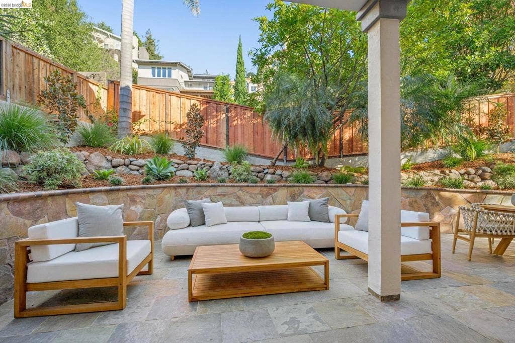 7023 Broadway Ter, Oakland, CA 94611