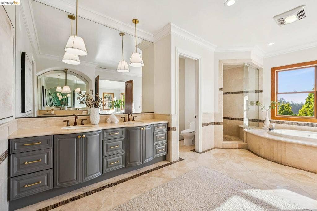 7023 Broadway Ter, Oakland, CA 94611