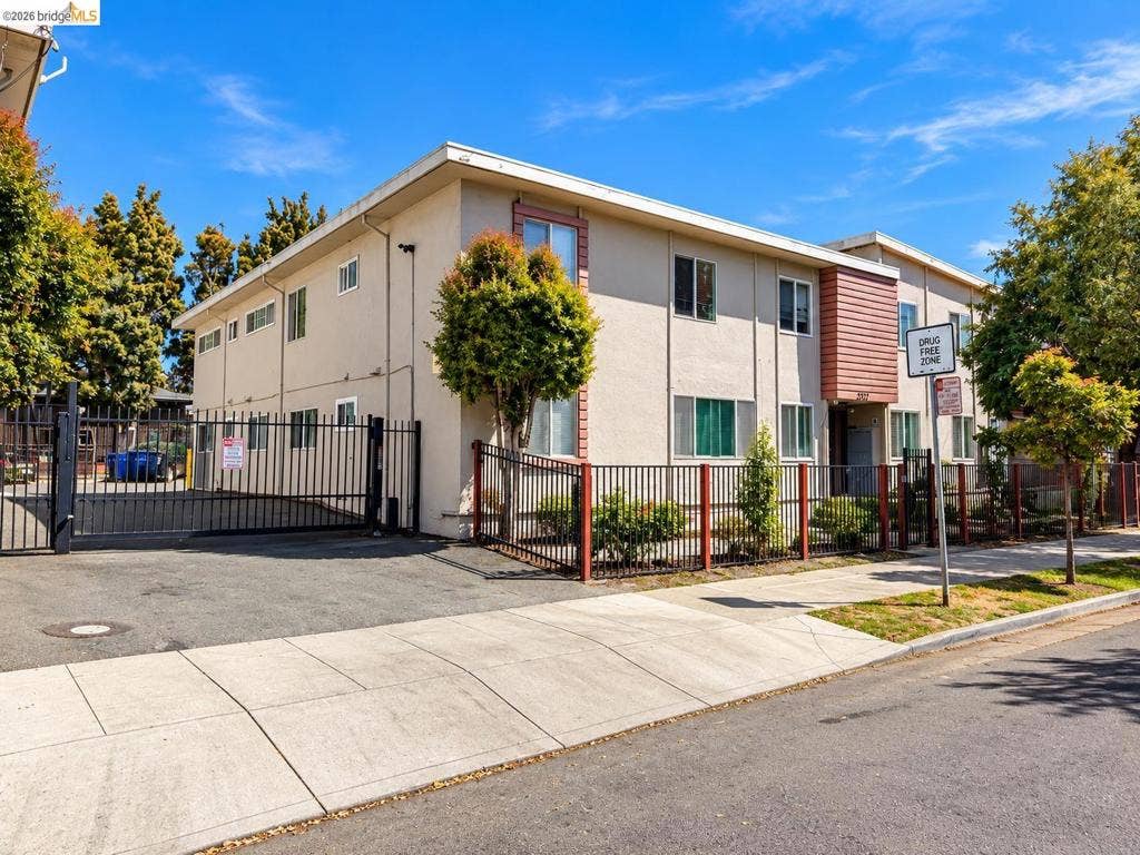 2223 Bonar St, Berkeley, CA 94702 2223 Bonar St, Berkeley, CA 94702