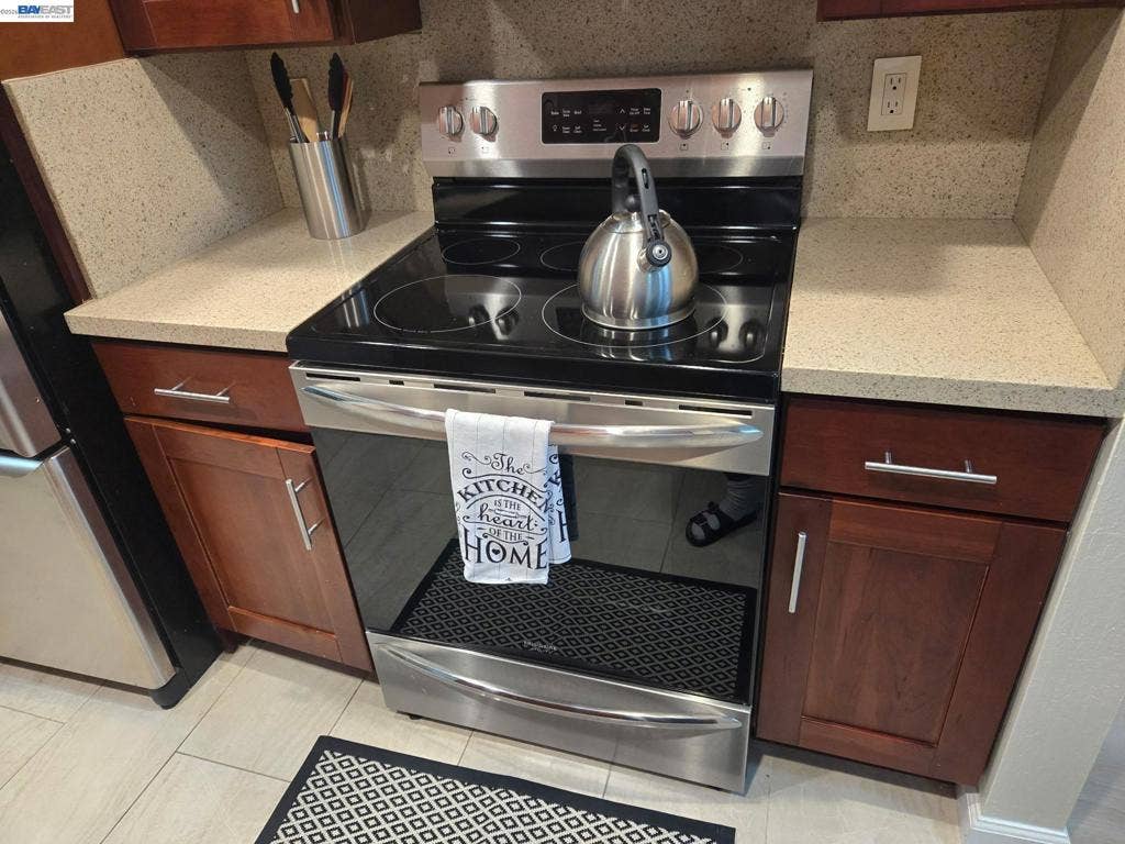 4176 San Pablo Dam Rd, #B, El Sobrante, CA 94803 Stainless Steel Appliances