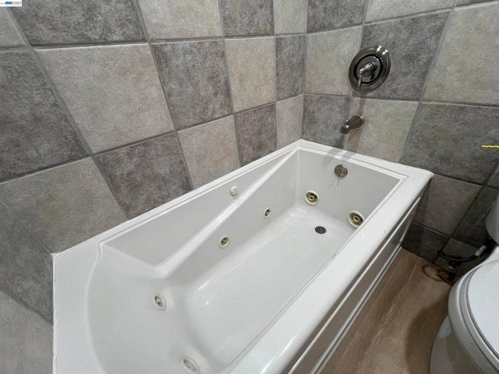 4176 San Pablo Dam Rd, #B, El Sobrante, CA 94803 Jacuzzi Tub