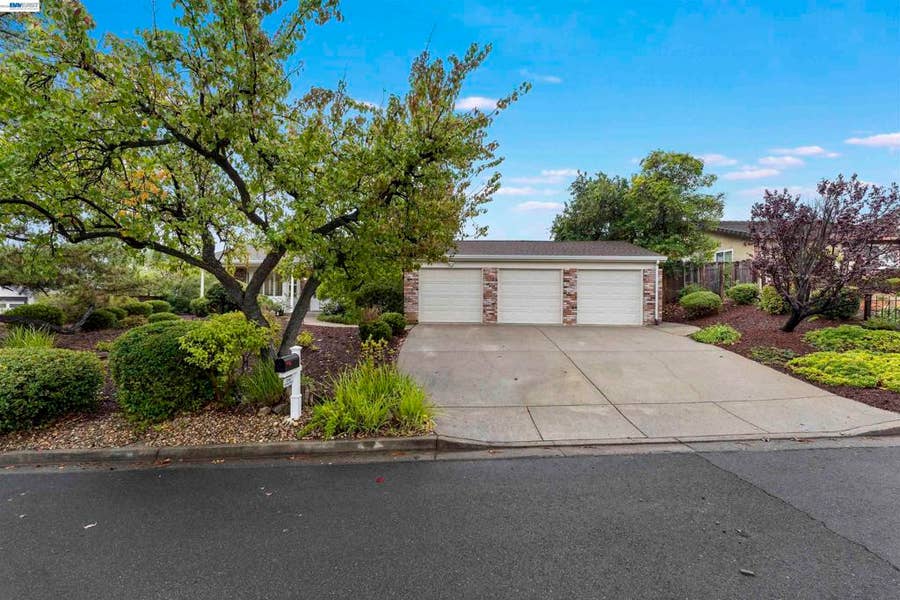 Property photo for 214 Mt Wilson Pl, Clayton, CA