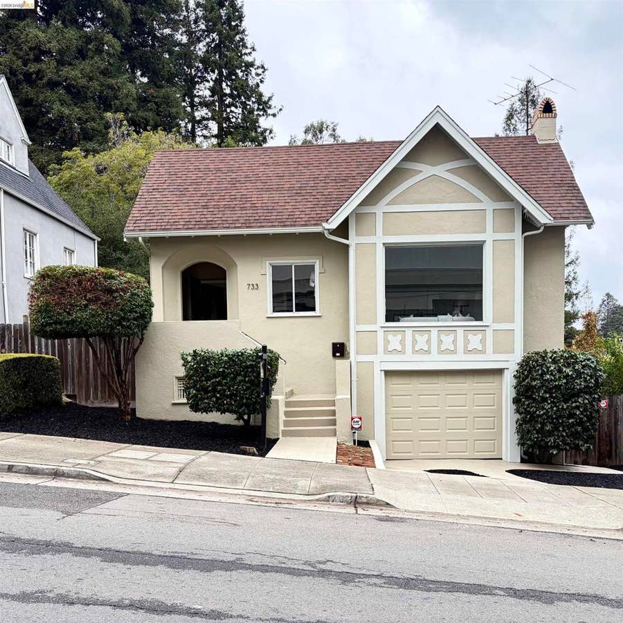 Property photo for 733 Grosvenor Pl, Oakland, CA