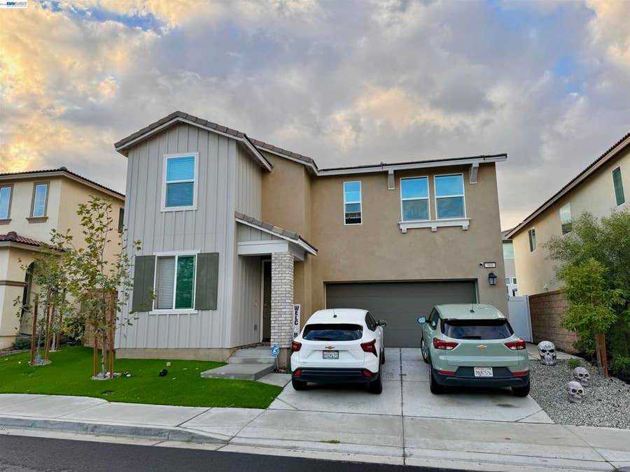 Property photo for 560 Bacon Ridge Way, Rialto, CA