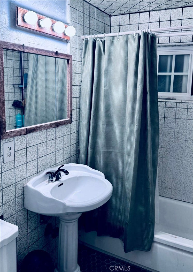 1273 Elsinor Avenue, Ventura, CA 93004 Hall Bath with Tub