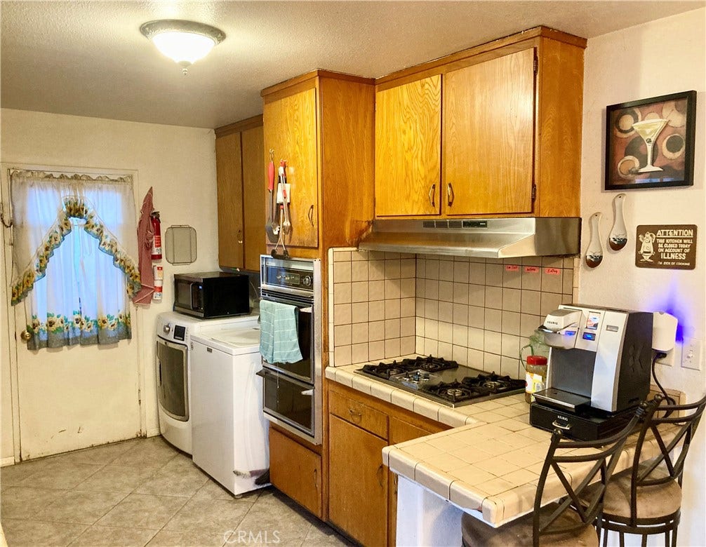 1273 Elsinor Avenue, Ventura, CA 93004 Kitchen view2 towards laundry hookups