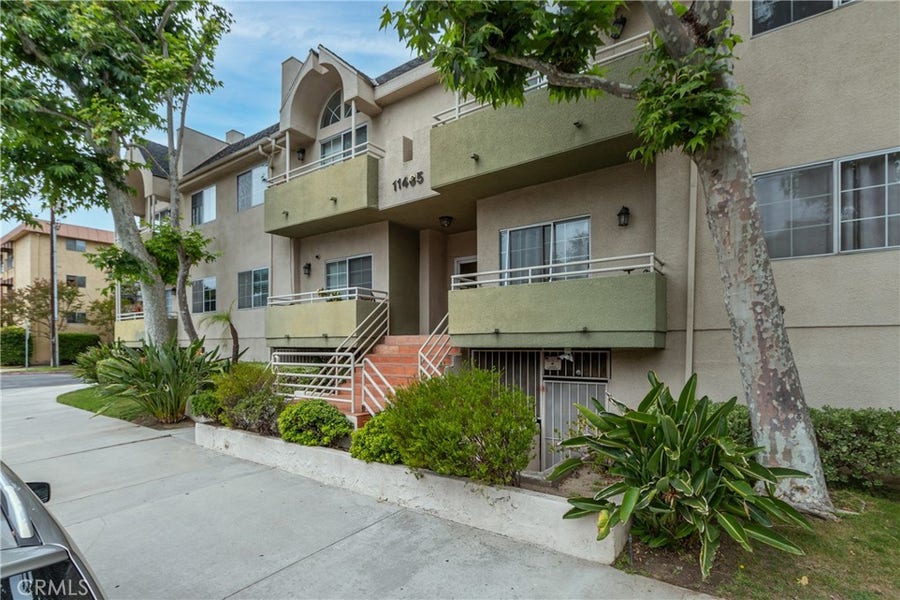 Property photo for 11485 Moorpark Street, #15, Studio City, CA