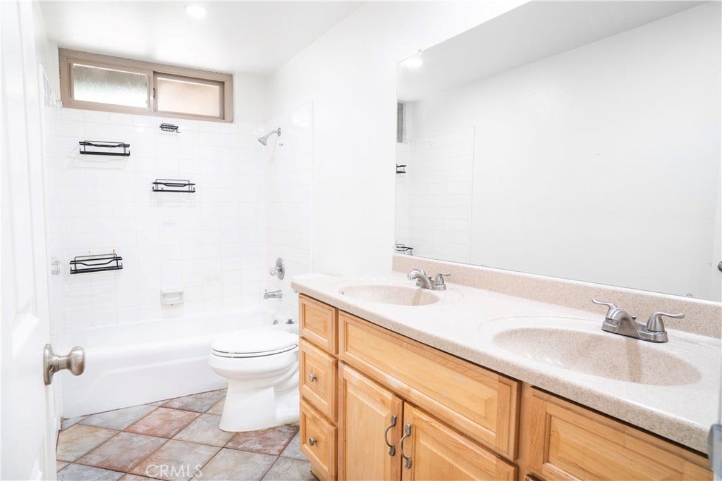 2518 N Hathaway, Santa Ana, CA 92705 Shared Bath with tub