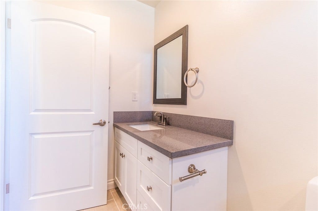 1739 Longwood Avenue, Los Angeles, CA 90019