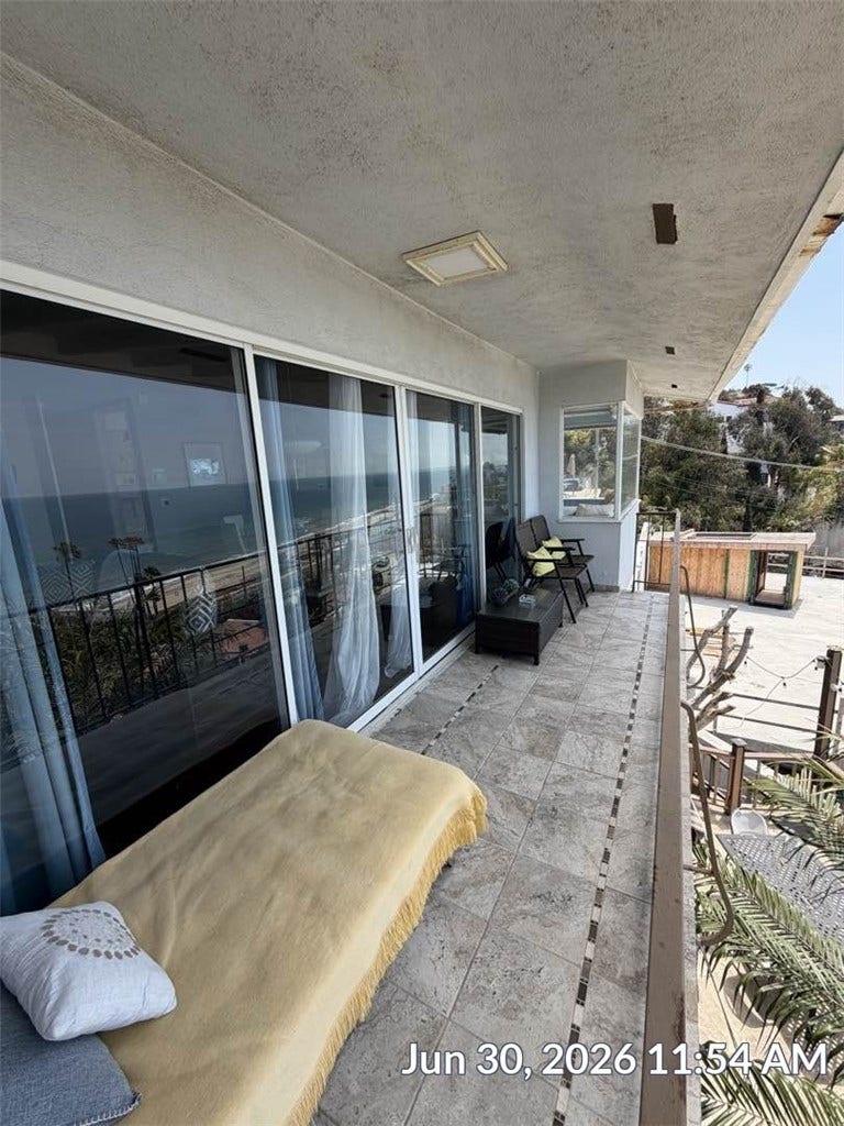 17614 Posetano, Pacific Palisades, CA 90272 17614 Posetano, Pacific Palisades, CA 90272