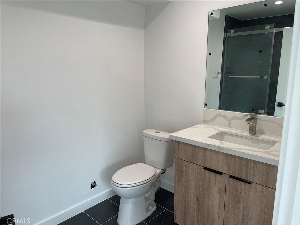 563 N Mariposa Avenue, #565-B, Los Angeles, CA 90004 563 N Mariposa Avenue, #565-B, Los Angeles, CA 90004