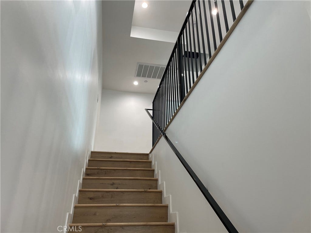 563 N Mariposa Avenue, #565-B, Los Angeles, CA 90004 563 N Mariposa Avenue, #565-B, Los Angeles, CA 90004
