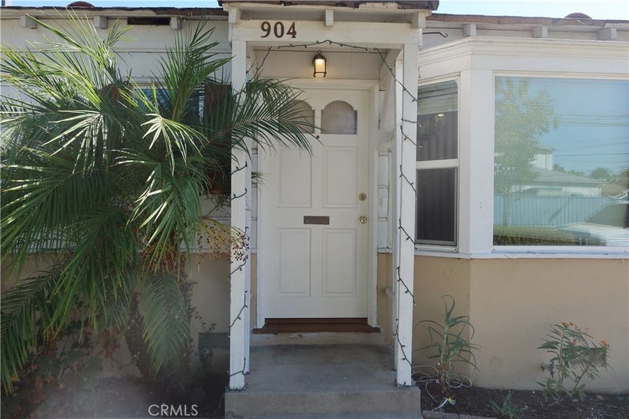 Property photo for 904 W Oak Street, Burbank, CA