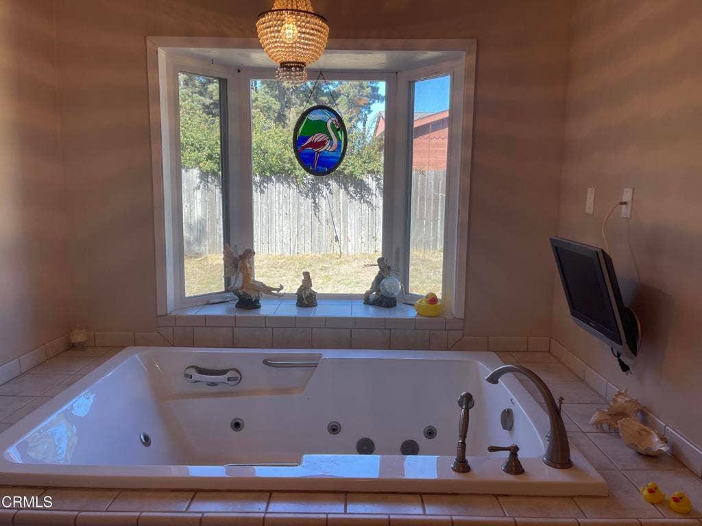 18801 Lahmon Lane, Fort Bragg, CA 95437 Bathroom Jetted Tub