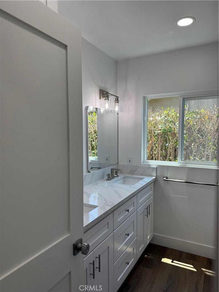 1532 E Old Badillo, Covina, CA 91724 Hall bath