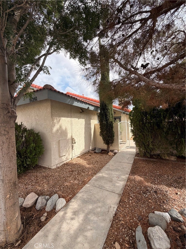 16241 Tokay, Victorville, CA 92395 Front Pathway