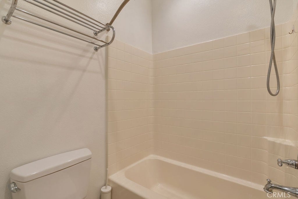 20 Orange Blossom Circle, Ladera Ranch, CA 92694 Upstairs full bath