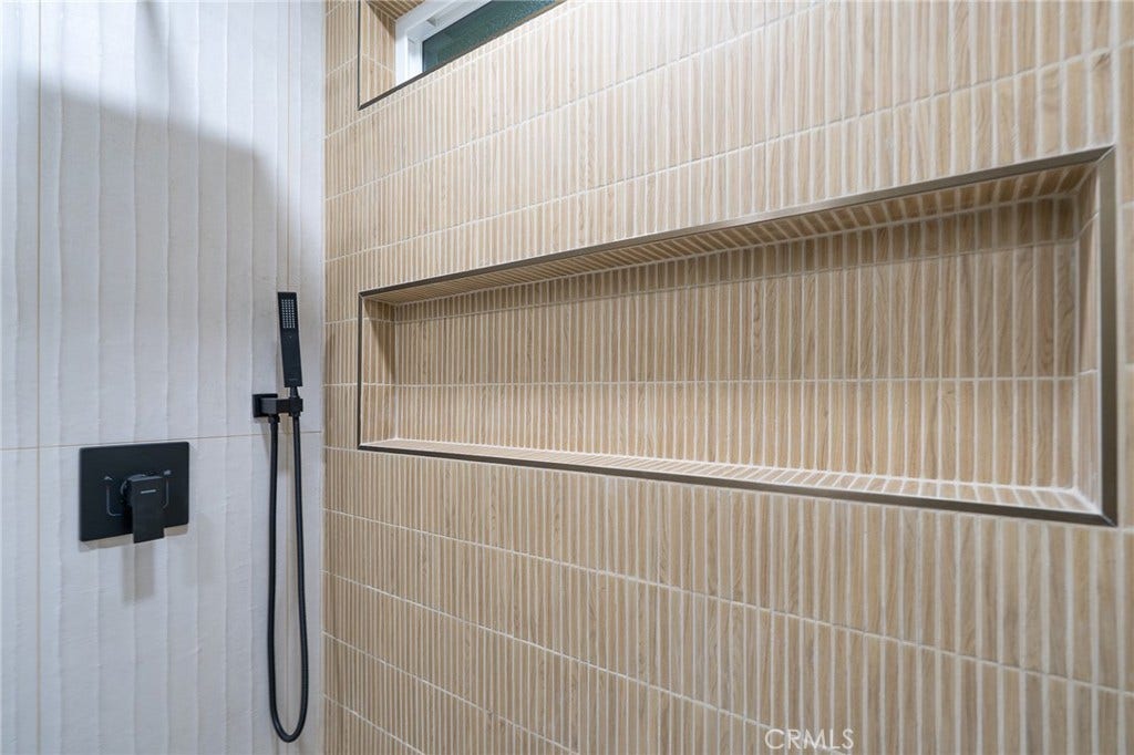 7855 Grace, Fontana, CA 92336 Master Bathroom