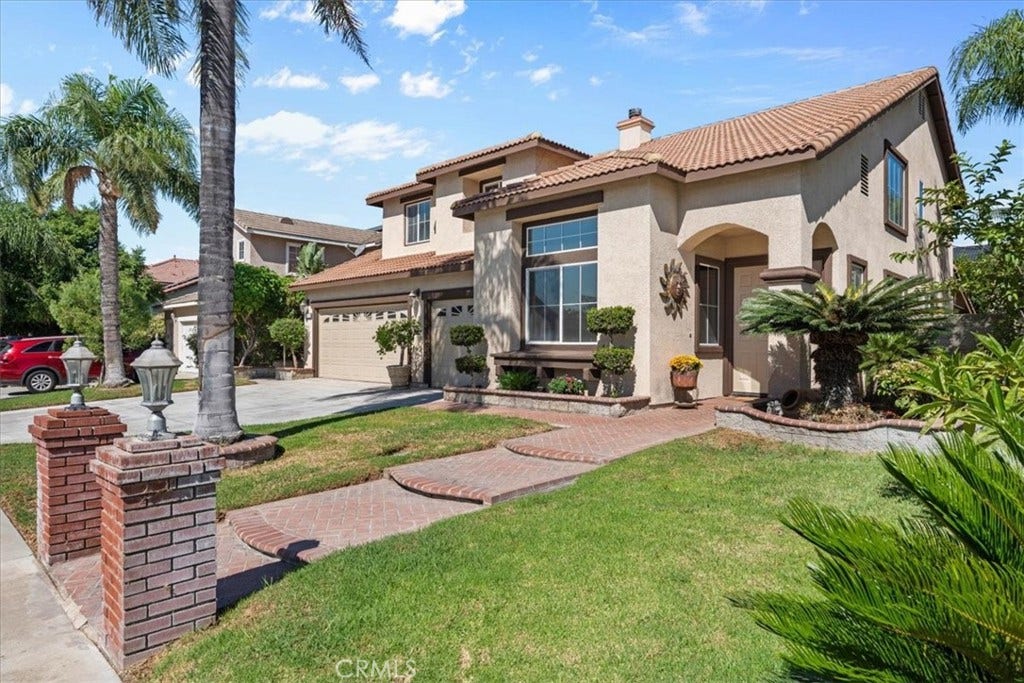 15590 Eastwind, Fontana, CA 92336 Front Walkway