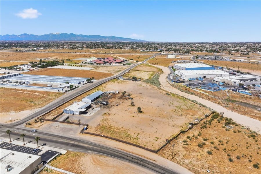 Property photo for 10592 E Avenue, Hesperia, CA