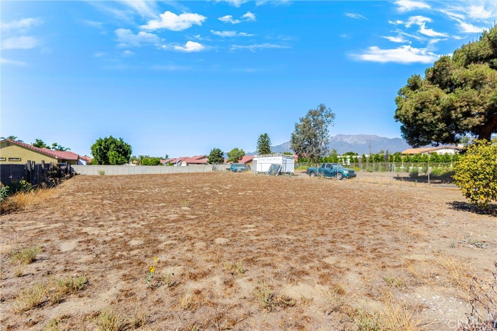 8982 Elm Avenue, Fontana, CA 92335 8982 Elm Avenue, Fontana, CA 92335