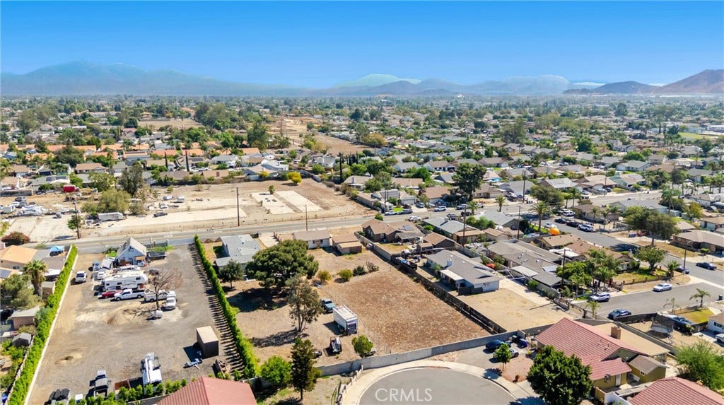 8982 Elm Avenue, Fontana, CA 92335 8982 Elm Avenue, Fontana, CA 92335